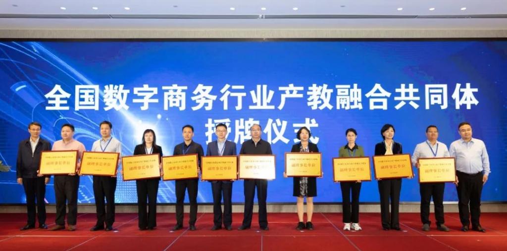图片1授牌仪式李军.png